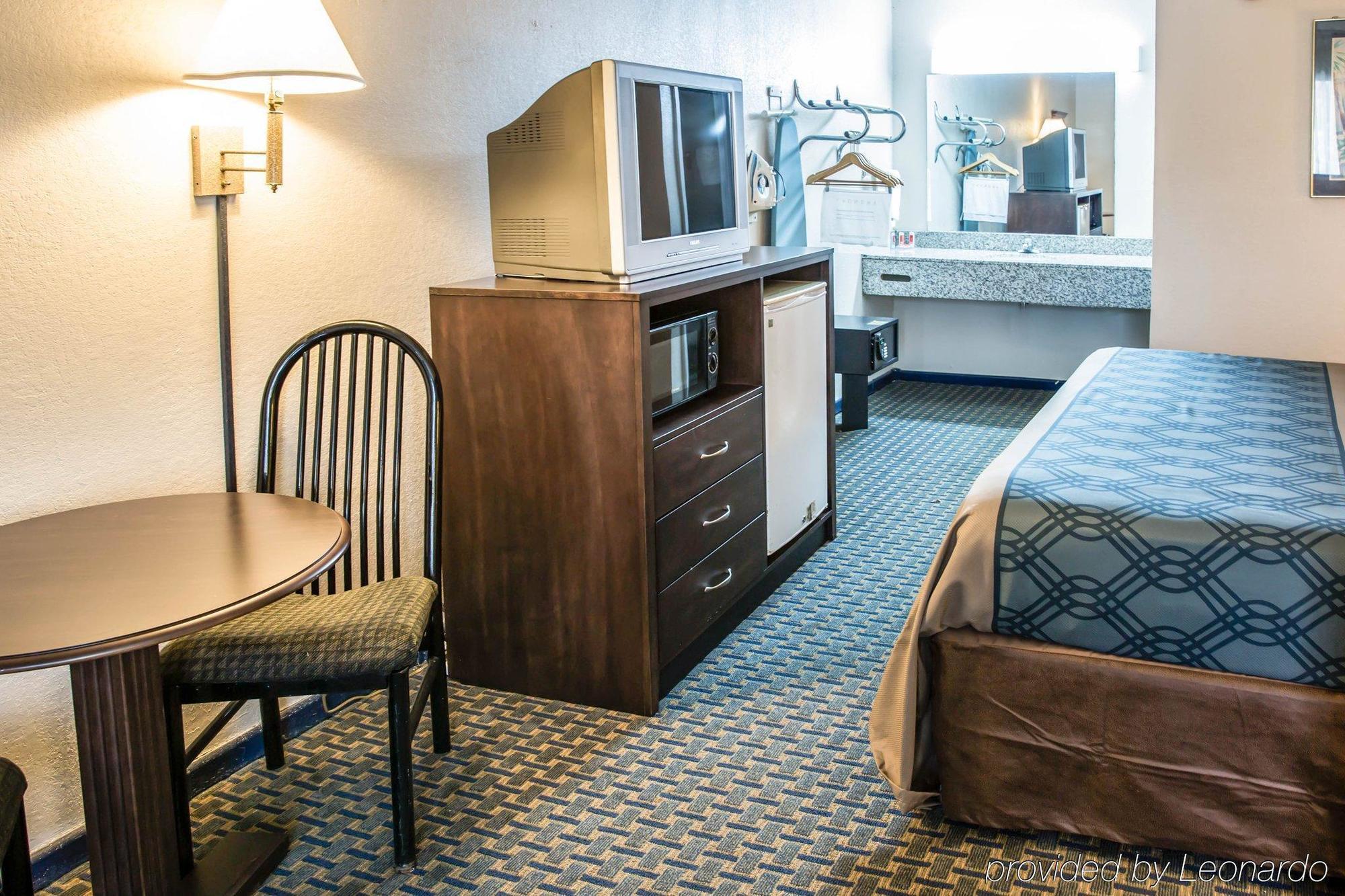 Rodeway Inn & Suites Wilmington North Exterior foto