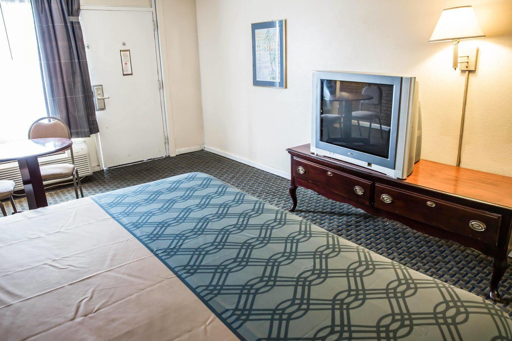 Rodeway Inn & Suites Wilmington North Exterior foto